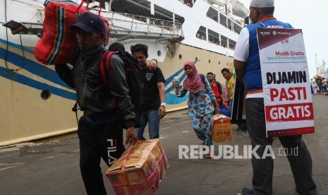 Petugas menawarkan mudik gratis menggunakan bus kepada penumpang yang turun dari KM Umsini di Dermaga Jamrud Utara, Pelabuhan Tanjung Perak, Surabaya, Jawa Timur, Selasa (24/12). (ilustrasi)