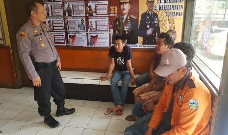 Lima orang juru parkir liar di kawasan wisata Cipanas, Kabupaten Garut, ditangkap polisi, Selasa (24/12). Mereka diduga melakukan pungutan liar kepada wisatawan yang memarkirkan kendaraannya di kawasan itu