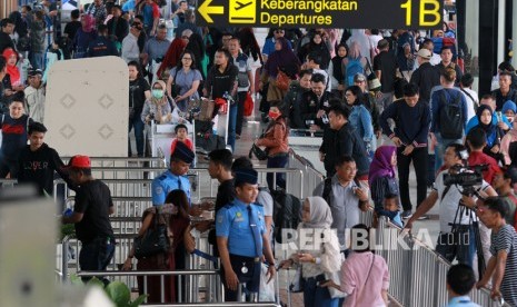 Ribuan calon penumpang antre masuk ke dalam Terminal 1 B Bandara Soekarno Hatta.