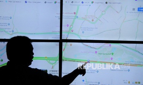 Petugas Komunikasi dan Informasi Tol mengamati arus mudik kendaraan melalui layar kamera Closed Circuit Television (CCTV) pemantau lalu lintas di Km 48 exit Tol layang Jakarta-Cikampek II, di Kantor Cabang Tol Jakarta-Cikampek, Bekasi, Jawa Barat, Selasa (24/12/2019). 