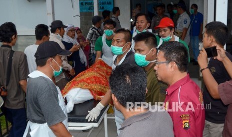 Polres Subang bersama Polda Jabar dan Korlantas Polri menggelar olah Tempat Kejadian Perkara (TKP) tergulingnya bus pariwisata di Subang, Ahad (19/1) (Ilustrasi evakuasi jenazah)