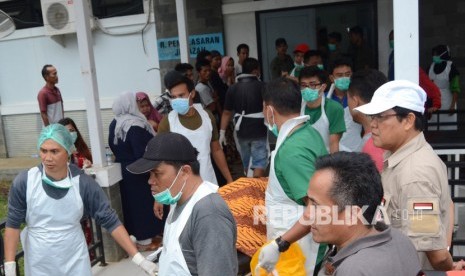 Manifes Penumpang Bus Sriwijaya tak Pasti. Petugas membawa jenazah korban kecelakaan bus Sriwijaya untuk diserahkan kepada pihak keluarga di RSUD Besemah, Pagaralam, Sumatera Selatan, Selasa (24/12/2019).