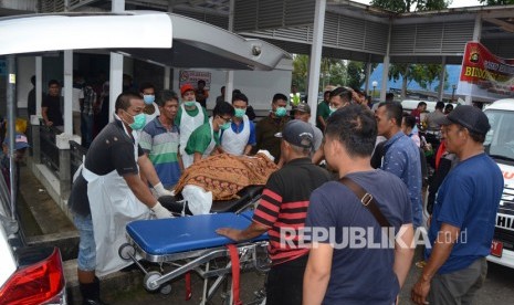 Petugas membawa jenazah korban kecelakaan bus Sriwijaya untuk diserahkan kepada pihak keluarga di RSUD Besemah, Pagaralam, Sumatera Selatan, Selasa (24/12/2019).