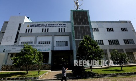 BMKG Aceh Amati Gerhana Matahari di Gedung Tsunami. Warga melintas didepan gedung pusat riset tsunami dan mitigasi bencana Aceh di Ulee Lheu, Banda Aceh, Aceh (ilustrasi).