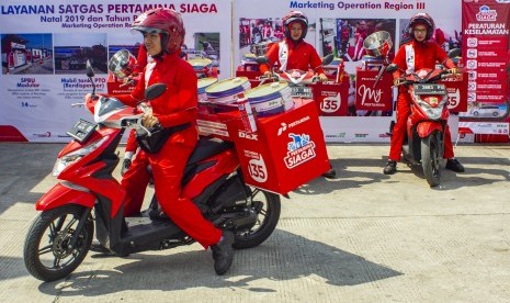 Pertamina memperluas layanan delivery servicenya. Foto petugas mengendarai armada motor Pertamina Delivery Service (PDS), (ilustrasi).