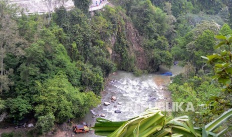 Petugas gabungan dari SAR Pagaralam, TNI, Polri, BPBD dan Tagana melakukan evakuasi korban kecelakaan Bus Sriwijaya dengan rute Bengkulu - Palembang yang masuk jurang di Liku Lematang, Dempo Selatan, Pagaralam, Sumatera Selatan, Selasa (24/12/2019).