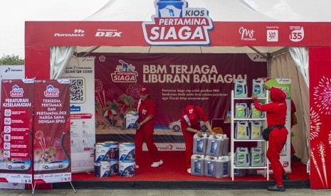 Karyawan menata BBM kemasan di Kios Pertamina Siaga di SPBU Rest Area KM 57, Karawang, Jawa Barat, Selasa (24/12/2019).