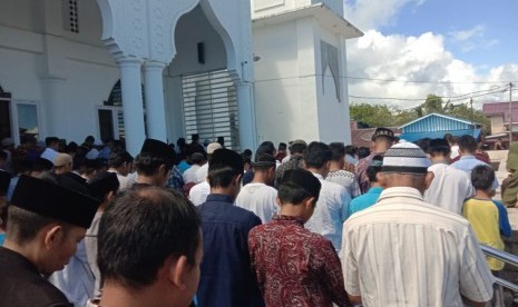 Masyarakat Kabupaten Simeulue, Aceh, melakukan shalat Gerhana Matahari di halaman masjid Baiturrahmah, Simeulue, Aceh. Selain shalat jamaah juga bisa melihat fenomena alam. 