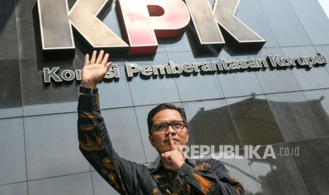 Juru Bicara Komisi Pemberantasan Korupsi (KPK) Febri Diansyah berpose usai memberikan keterangan pers di gedung KPK, Jakarta, Kamis (26/12/2019). 