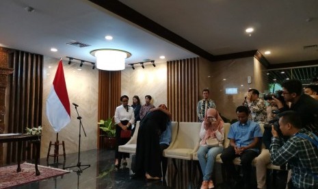 Dua Warga Negara Indonesia (WNI) bernama Maharudin Lunani dan Samiun Maneu merupaka  korban sandera Kelompok Abu Sayyaf. Mereka diserahkan ke keluarga oleh Menteri  Dalam Negeri Republik Indonesia Retno Marsudi, Kamis (26/12).