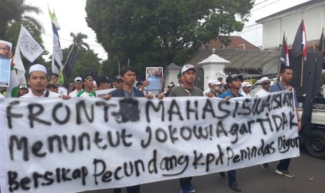 Ribuan warga di Kota/Kabupaten Sukabumi menggelar aksi solidaritas membela muslim Uighur yang dilaporkan mendapatkan penindasan di Tiongkok atau Cina di Balai Kota Sukabumi, Kamis (26/12).