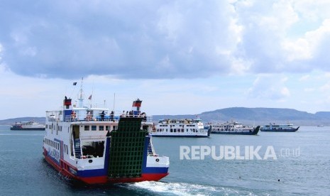 Aktivitas kapal penyeberangan terlihat dari Pelabuhan Ketapang, Banyuwangi, Jawa Timur, Kamis (26/12/2019).