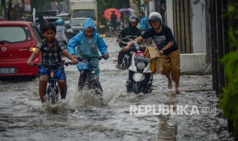 Pencegahan banjir dilakukan melalui studi bendungan. Ilustrasi.