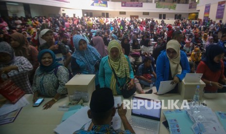 Sejumlah warga antre membuat surat Administrasi Kependudukan (Adminduk) di Kantor Dinas Kependudukan dan Catatan Sipil di Tigaraksa, Kabupaten Tangerang, Banten, Kamis (26/12/2019).  Kini Pemprov Banten mendorong masyarakat agar memanfaatkan fasilitas online apabila  terkait Dukcapil. Hal itu dilakukan untuk mencegah penularan virus  Covid-19.  