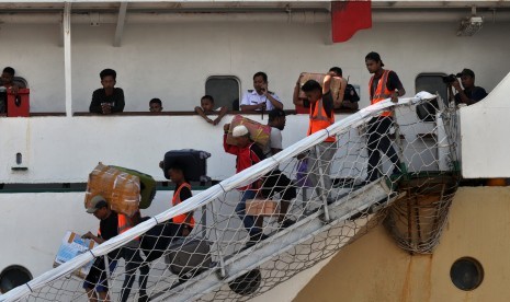 Sejumlah penumpang naik dan turun dari kapal.