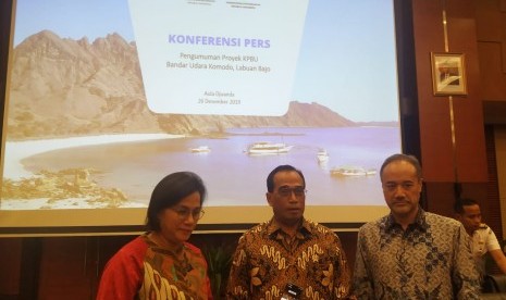 Menteri Keuangan Sri Mulyani, Menteri Perhubungan Budi Karya Sumadi dan CEO PT Cardig International Diono Nurjadin dalam konferensi pers Pengumuman Proyek KPBU Bandar Udara Komodo di Gedung Kemenkeu, Jakarta, Kamis (26/12). 