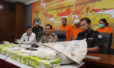 Karopenmas Divisi Humas Polri Brigjen Argo Yuwono (tengah) bersama Kasubdit 1 Dirtipid Narkoba Bareskrim Polri Kombes Pol Asep Jaenal Ahmadi (kiri) dan Kepala Satgas II Direktorat Tindak Pidana Narkoba Bareskrim Mabes Polri AKBP Alamsyah Paluppesy (kanan) menunjukkan barang bukti saat Rilis Narkotika jenis Sabu di Gedung Bareskrim Polri, Jakarta, Kamis(26/12). (ilustrasi)