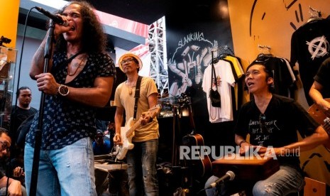 Grup musik Slank tampil menghibur pengunjung saat peluncuran Box Set bertajuk Slanking Forever di Plaza Tenggara GBK, Senayan, Jakarta, Kamis (26/12/2019).