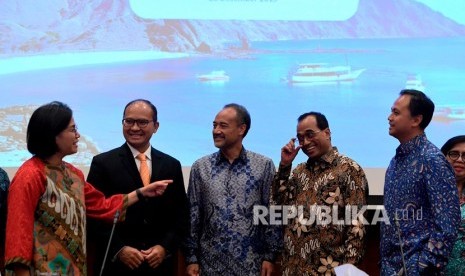 Menteri Keuangan Sri Mulyani (kiri) bersama Menteri Perhubungan Budi Karya Sumadi (kedua kanan), Presdir Cardig Aero Services (CAS) Nurhadijono Nurjadin (tengah), Vice President Director CAS Radianto Kusumo (kanan) dan perwakilan resmi Konsorsium CAS-CAI Hotasi Nababan (kedua kiri) berbincang usai pengumuman tender proyek pengembangan Bandara Komodo di Jakarta, Kamis (26/12/2019).