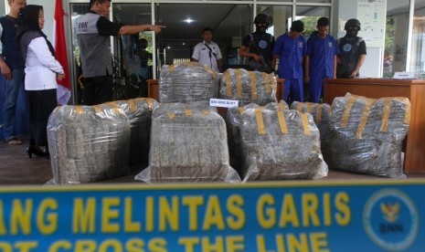 Aparat menunjukkan barang bukti ganja kering saat rilis kasus (ilustrasi).