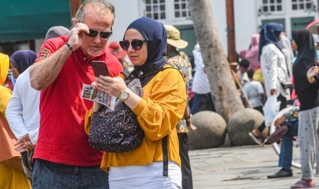 Turis asing beraktivitas di kawasan Kota Tua, Jakarta, Kamis (26/12/2019). Kunjungan turis asing ke Jakarta merosot dalam lima bulan terakhir. 