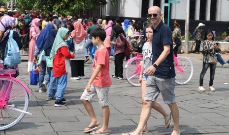 Wisatawan mancanegara (Wisman) beraktivitas di kawasan Kota Tua, Jakarta, Kamis (26/12/2019). 