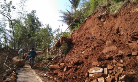  Pemprov Jabar Ajak Masyarakat Siaga Bencana. Foto: Longsor menutup akses jalan penghubung Desa Garumukti dan Desa Linggarjati, Kecamatan Pamulihan, Kabupaten Garut, Jumat (27/12)