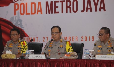 Kapolda Metro Jaya Komjen Pol Gatot Edy Pramono (tengah) didampingi Kabid Humas Kombes Pol Yusri Yunus (kanan) dan Irwasda Kombes Pol Budi Hermawan (kiri) memberi keterangan kepada wartawan pada Jumpa Pers Akhir Tahun 2019 Polda Metro Jaya di Polda Metro Jaya, Jakarta, Jumat (27/12/2019).