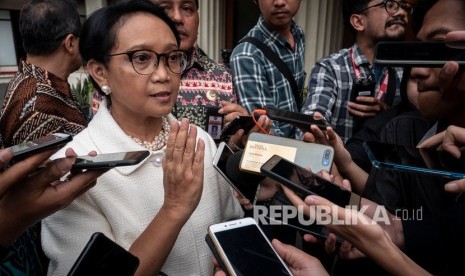 Menteri Luar Negeri Retno Marsudi menjawab pertanyaan wartawan usai mengikuti Rapat Paripurna Tingkat Menteri (RPTM) di Kantor Kemenko Polhukam, Jakarta, Jumat (27/12/2019). 