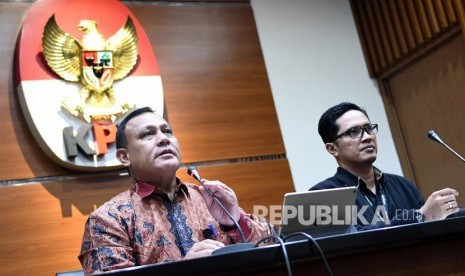 Ketua KPK Firli Bahuri (kiri) didampingi Kepala Biro Humas Febri Diansyah (kanan) menyampaikan konferensi pers di gedung KPK, Jakarta, Jumat (27/12/2019).