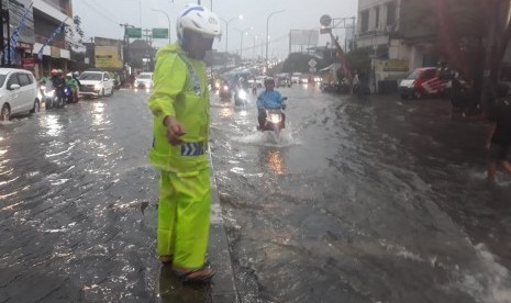 Hujan Deras Disertai Angin, Akibatkan Banjir dan Longsor di Depok 