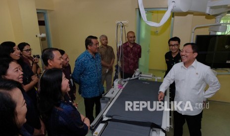 Menkes Terawan Agus Putranto (kanan) berbincang dengan dokter di RSUP Sanglah, Denpasar, Bali.