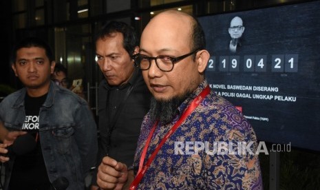 Wakil Ketua KPK Saut Situmorang (tengah), Penyidik Senior Novel Baswedan (kanan), dan Ketua Wadah Pegawai Yudi Purnomo (kiri) memberikan keterangan kepada wartawan saat menyalakan kembali layar penghitung waktu peristiwa penyiraman air keras terhadap Novel Baswedan, di lobi Gedung KPK, Jakarta, Kamis (19/12/2019).