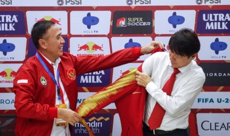 Ketua Umum PSSI Mochamad Iriawan (kiri) memakaikan jaket Timnas Indonesia ke Pelatih Timnas Indonesia Senior yang baru Shin Tae-Yong (kanan) di Stadion Pakansari, Cibinong, Bogor, Jawa Barat, Sabtu (28/12/2019). 