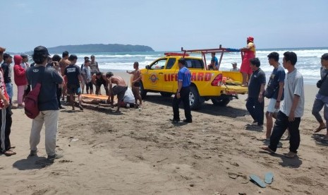 Petugas Balawista melakukan evakuasi wisatawan yang meninggal saat berenang di kawasan pantai, Kabupaten Pangandaran, Sabtu (28/12).