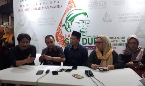 Tim perumus Rembug Budaya pada Haul Gus Dur ke-10 menyampaikan keterangan pers di Ciganjur, Jakarta, Sabtu (28/12).