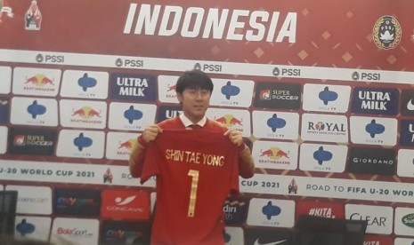 Penandatanganan kontrak dilakukan Ketua Umum PSSI, Mochamad Iriawan dan paltih baru timnas Indonesia, Shin Tae-yong di Stadion Pekansari Bogor, Sabtu (28/12).