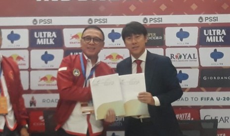 Penandatanganan kontrak dilakukan Ketua Umum PSSI Mochamad Iriawan dan pelatih baru timnas Indonesia, Shin Tae-yong di Stadion Pakansari Bogor, Sabtu (28/12)