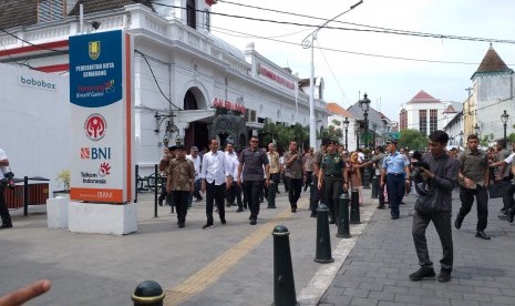 Presiden Jokowi meninjau kawasan Kota Lama Semarang, Senin (30/12). 