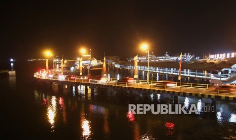 Kendaraan bersiap memasuki kapal penyeberangan di Pelabuhan Ketapang, Banyuwangi, Jawa Timur, Minggu(29/12/2019).