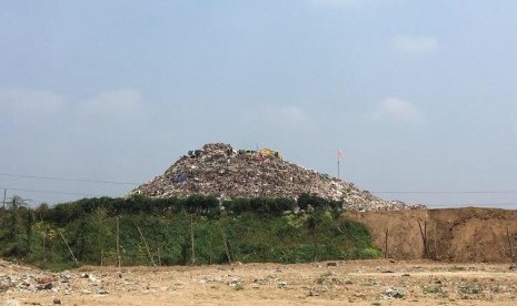 Sampah menggunung di TPA Cipeucang sebabkan longsoran ke bibir Sungai Cisadane, Serpong, Tangerang Selatan, (30/12).