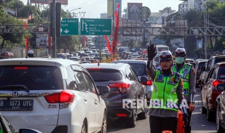 Polres Cianjur, Jawa Barat, menutup jalur menuju Puncak-Cipanas, mulai dari Tugu Lampu Gentur-By Pass. Pengguna jalan dengan tujuan Bogor, Jakarta, dan seterusnya, diarahkan ke jalur alternatif Jongol atau Sukabumi (Ilustrasi jalur lalu lintas puncak)