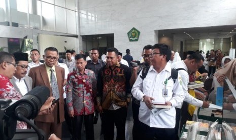 Wakil Menteri Agama Zainut Tauhid (kedua dari kiri) saat meluncurkan sistem peringatan dan respon dini konflik keagamaan dalam acara Ekspose Produk Kelitbangan di Auditorium KH. M. Rasjidi Kantor Kemenag, Jakarta Pusat, Senin (30/12). 