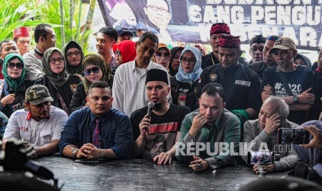 Musisi Ahmad Dhani (tengah) memberikan keterangan kepada media usai bebas dari Lembaga Permasyarakatan kelas I Cipinang di rumahnya di Jakarta, Senin (30/12/2019).