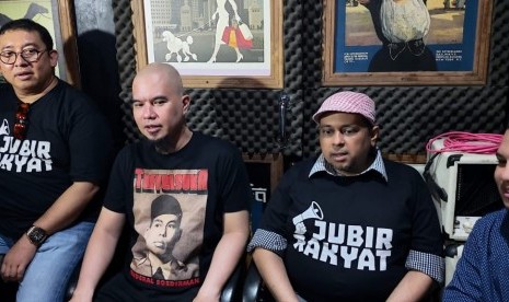 Ahmad Dhani menggelar konferensi pers di Studio Republik Cinta Management setelah keluar dari penjara, Senin (30/12).