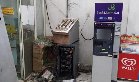 2 buah mesin ATM di Minimarket Pangkalan 3, Jalan Raya Narogong Siliwangi, Kecamatan Bantargebang, Kota Bekasi, dibobol rampok. Salah satunya mesin ATM BRI terlihat hancur lebur tak bersisa,  rampok diduga menggunakan mesin las untuk melancarkan aksinya, Kamis (17/6). 