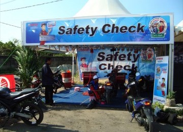 2. Cek motor terlebih dahulu di safety check area. Ditangani mekanik handal Yamaha yang membuat motor kesayangan selalu dalam kondisi sempurna.