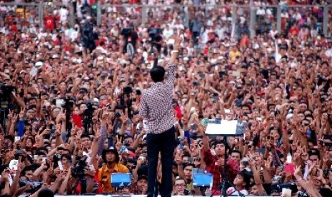 Joko Widodo memberikan pidato kampanyenya di Stadion Gelora Bung Karno, Jakarta Selatan, Sabtu (5/7).