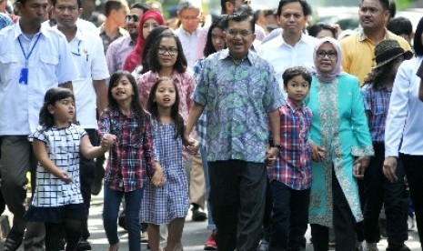 2 Jusuf Kalla bersama keluarga menuju TPS untuk menggunakan hak pilih di TPS 003, Kebayoran Baru, Jakarta, Rabu (9/7).