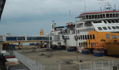  Pelabuhan Penyeberangan Merak, Banten.